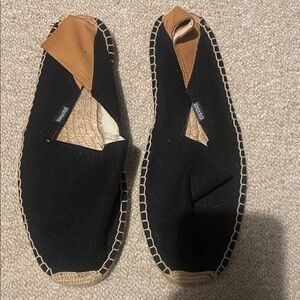 Soludos Men's Black and Tan Slip-On Loafers